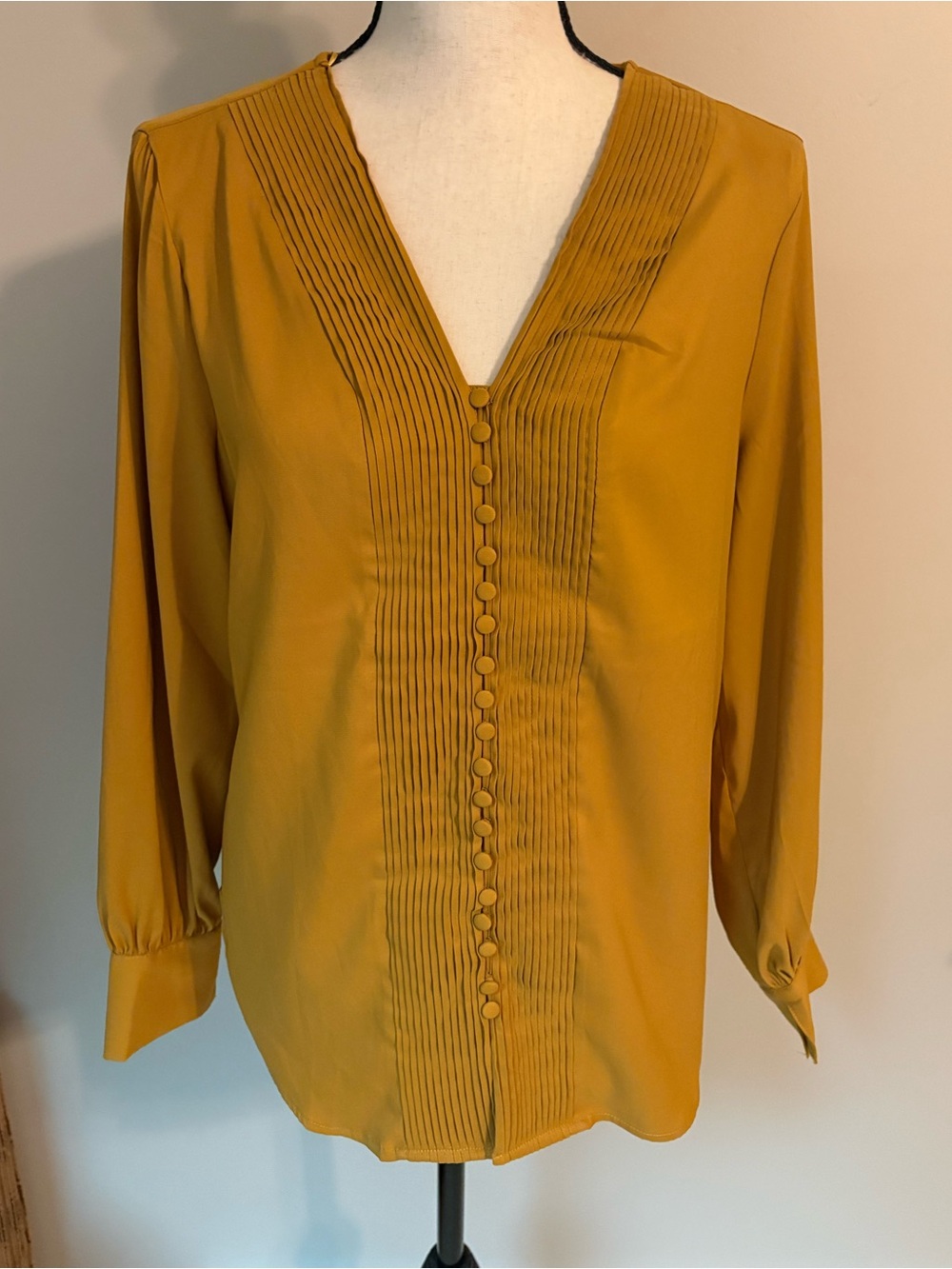 T Tahari Pintuck V-Neck Button Front Top | Women's Sz